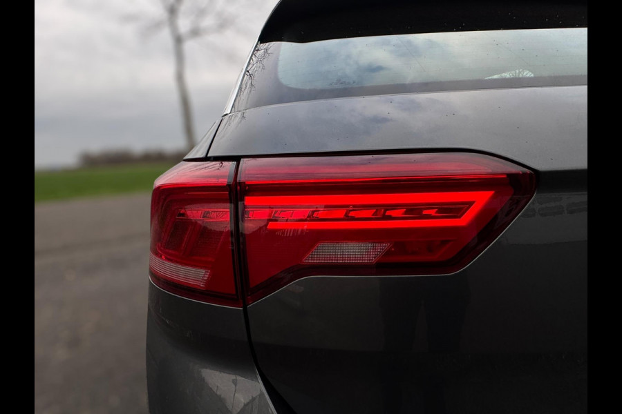 Volkswagen T-Roc 1.0 TSI Style ELEKTR. KLEP / CAMERA / CARPLAY / STUUR & STOELVERW. / ACC / ECC