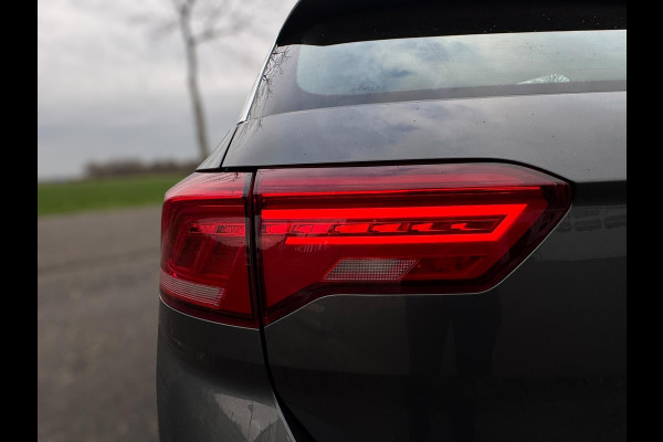 Volkswagen T-Roc 1.0 TSI Style ELEKTR. KLEP / CAMERA / CARPLAY / STUUR & STOELVERW. / ACC / ECC