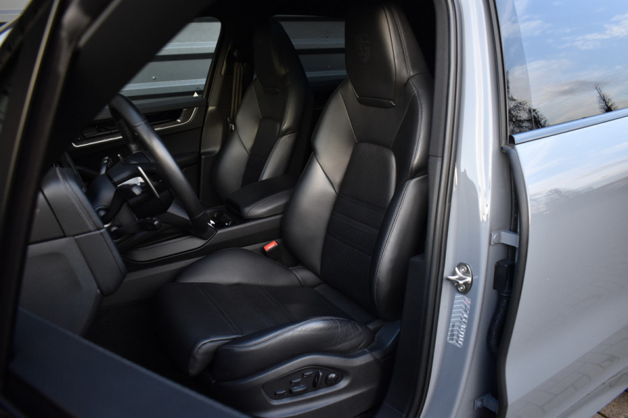Porsche Cayenne 3.0 E-Hybrid 470pk SportDesign | Pano | Bijrij. Display | Matrix | ACC | 22'' Wielen | Trekhaak | Achterasbest. | Bose |