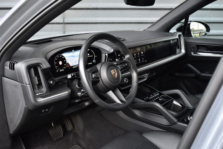 Porsche Cayenne 3.0 E-Hybrid 470pk SportDesign | Pano | Bijrij. Display | Matrix | ACC | 22'' Wielen | Trekhaak | Achterasbest. | Bose |