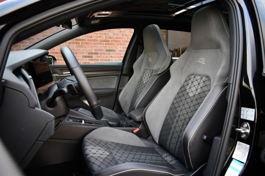 Volkswagen Golf 1.5 eTSI R-Line Pano 19inch Trekh IQ-light ACC Camera