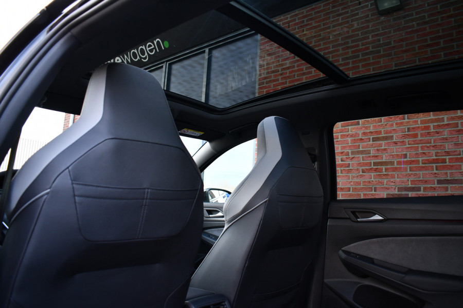 Volkswagen Golf 1.5 eTSI R-Line Pano 19inch Trekh IQ-light ACC Camera