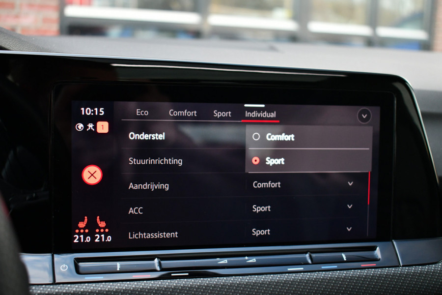 Volkswagen Golf 1.5 eTSI R-Line Pano 19inch Trekh IQ-light ACC Camera