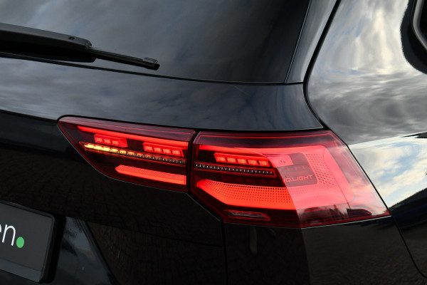 Volkswagen Golf 1.5 eTSI R-Line Pano 19inch Trekh IQ-light ACC Camera