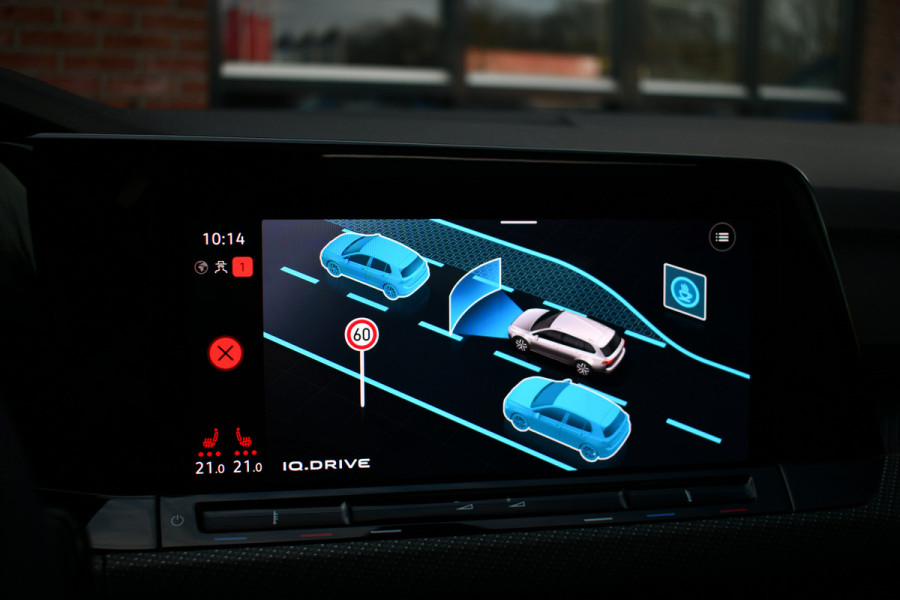 Volkswagen Golf 1.5 eTSI R-Line Pano 19inch Trekh IQ-light ACC Camera