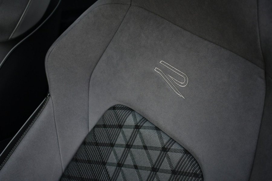 Volkswagen Golf 1.5 eTSI R-Line Pano 19inch Trekh IQ-light ACC Camera