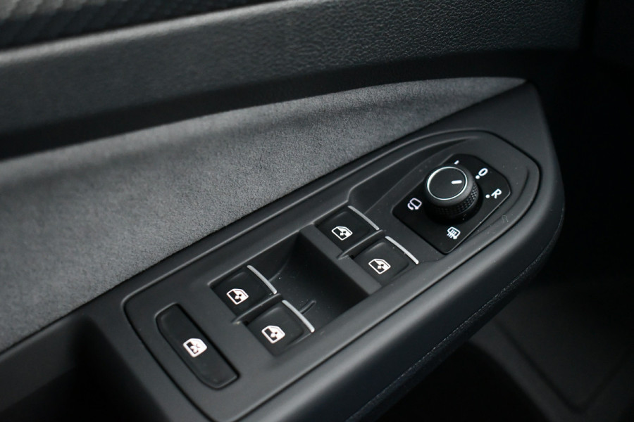 Volkswagen Golf 1.5 eTSI R-Line Pano 19inch Trekh IQ-light ACC Camera