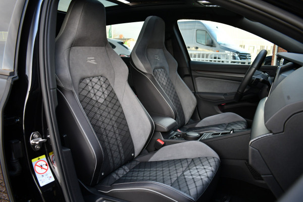 Volkswagen Golf 1.5 eTSI R-Line Pano 19inch Trekh IQ-light ACC Camera