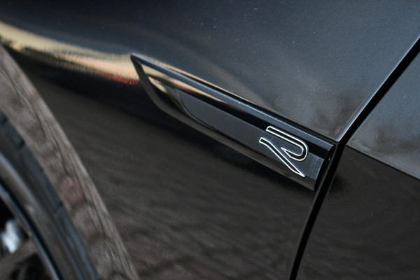 Volkswagen Golf 1.5 eTSI R-Line Pano 19inch Trekh IQ-light ACC Camera