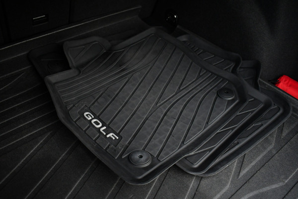 Volkswagen Golf 1.5 eTSI R-Line Pano 19inch Trekh IQ-light ACC Camera