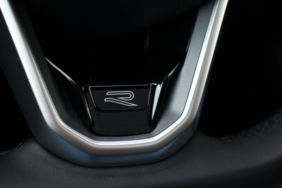 Volkswagen Golf 1.5 eTSI R-Line Pano 19inch Trekh IQ-light ACC Camera