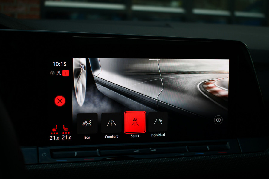 Volkswagen Golf 1.5 eTSI R-Line Pano 19inch Trekh IQ-light ACC Camera