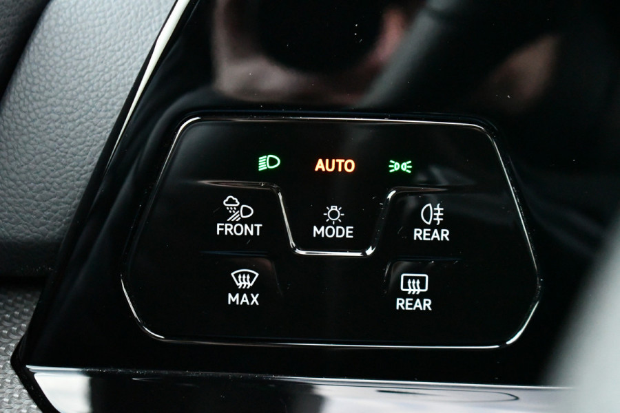 Volkswagen Golf 1.5 eTSI R-Line Pano 19inch Trekh IQ-light ACC Camera