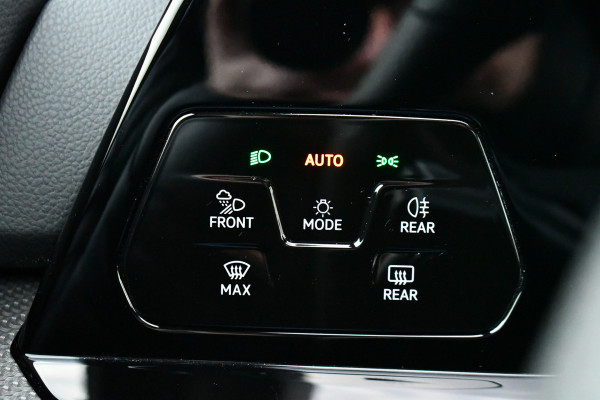 Volkswagen Golf 1.5 eTSI R-Line Pano 19inch Trekh IQ-light ACC Camera