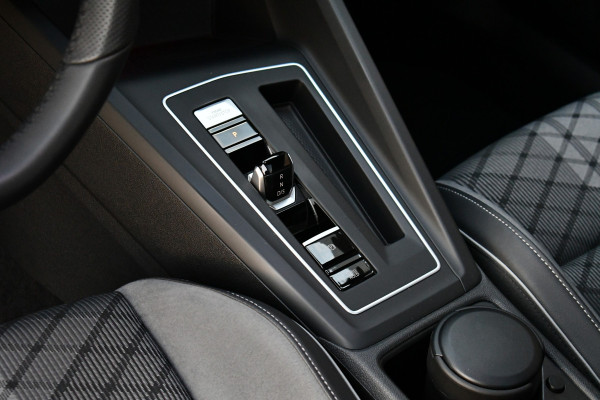 Volkswagen Golf 1.5 eTSI R-Line Pano 19inch Trekh IQ-light ACC Camera