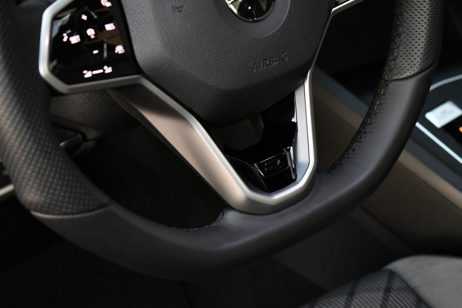 Volkswagen Golf 1.5 eTSI R-Line Pano 19inch Trekh IQ-light ACC Camera