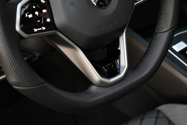 Volkswagen Golf 1.5 eTSI R-Line Pano 19inch Trekh IQ-light ACC Camera