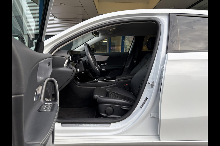 Mercedes-Benz A-Klasse 250 e Business Solution AMG Limited | Wegklapbare trekhaak | Stoelverwarming | Half leder | Camera