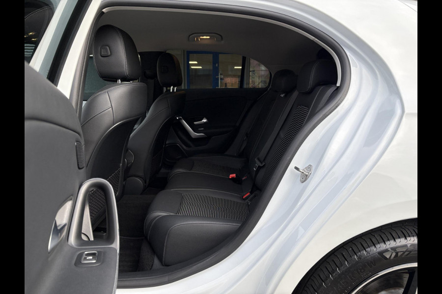 Mercedes-Benz A-Klasse 250 e Business Solution AMG Limited | Wegklapbare trekhaak | Stoelverwarming | Half leder | Camera