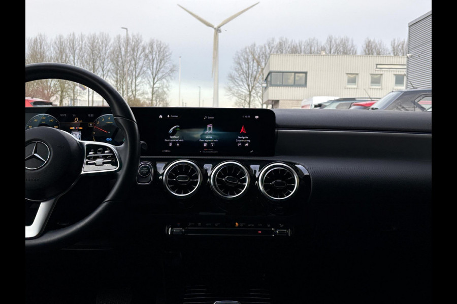 Mercedes-Benz A-Klasse 250 e Business Solution AMG Limited | Wegklapbare trekhaak | Stoelverwarming | Half leder | Camera