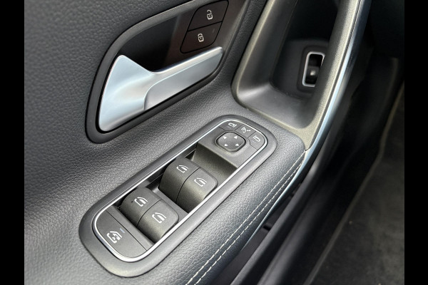 Mercedes-Benz A-Klasse 250 e Business Solution AMG Limited | Wegklapbare trekhaak | Stoelverwarming | Half leder | Camera