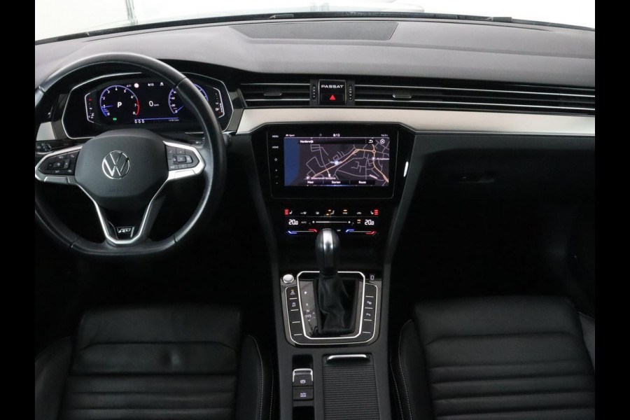 Volkswagen Passat 1.5 TSI R-Line | Nappaleder | Stoelverwarming | Camera | Carplay | Massage | Memory | Side Assist | Navigatie | Matrix LED | Adaptive cruise