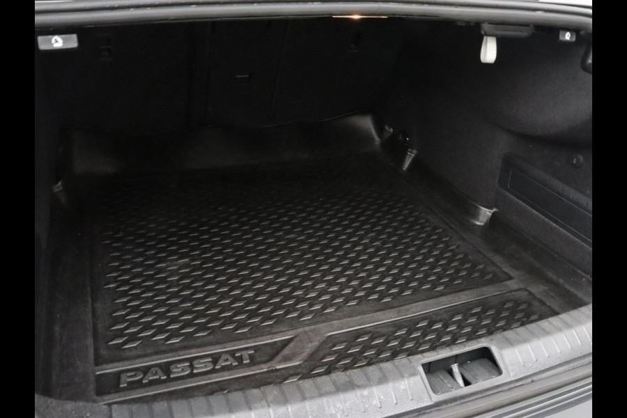Volkswagen Passat 1.5 TSI R-Line | Nappaleder | Stoelverwarming | Camera | Carplay | Massage | Memory | Side Assist | Navigatie | Matrix LED | Adaptive cruise