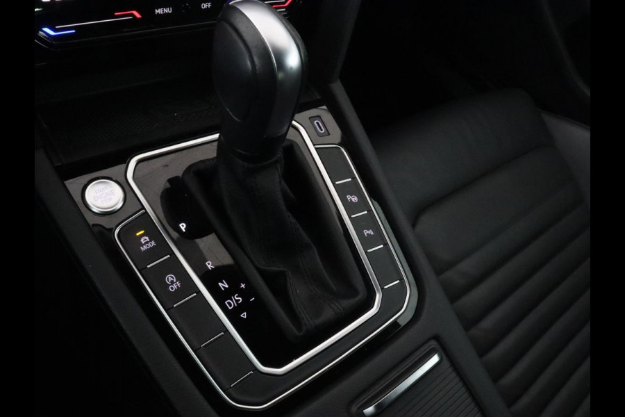 Volkswagen Passat 1.5 TSI R-Line | Nappaleder | Stoelverwarming | Camera | Carplay | Massage | Memory | Side Assist | Navigatie | Matrix LED | Adaptive cruise