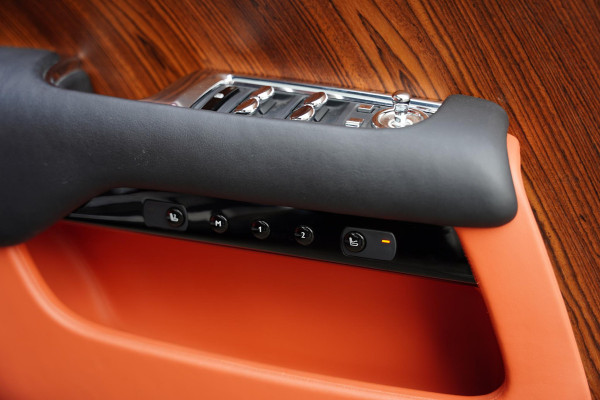 Rolls-Royce Dawn 6.6 V12