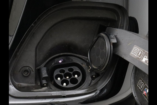 Mercedes-Benz C-Klasse 300e AMG Night | Adaptive cruise | Stoelverwarming | Carplay | Leder/Alcantara | Camera | Burmester Surround | Navigatie | Sfeerverlichting | Digital Cockpit | PHEV | Plug In