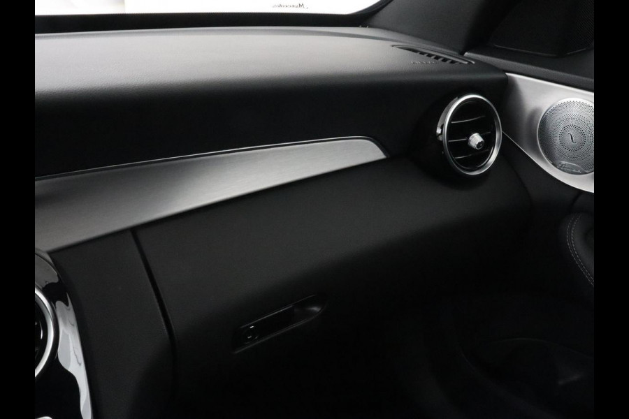 Mercedes-Benz C-Klasse 300e AMG Night | Adaptive cruise | Stoelverwarming | Carplay | Leder/Alcantara | Camera | Burmester Surround | Navigatie | Sfeerverlichting | Digital Cockpit | PHEV | Plug In