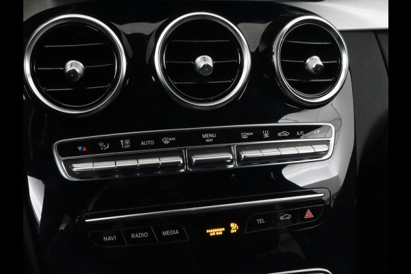 Mercedes-Benz C-Klasse 300e AMG Night | Adaptive cruise | Stoelverwarming | Carplay | Leder/Alcantara | Camera | Burmester Surround | Navigatie | Sfeerverlichting | Digital Cockpit | PHEV | Plug In