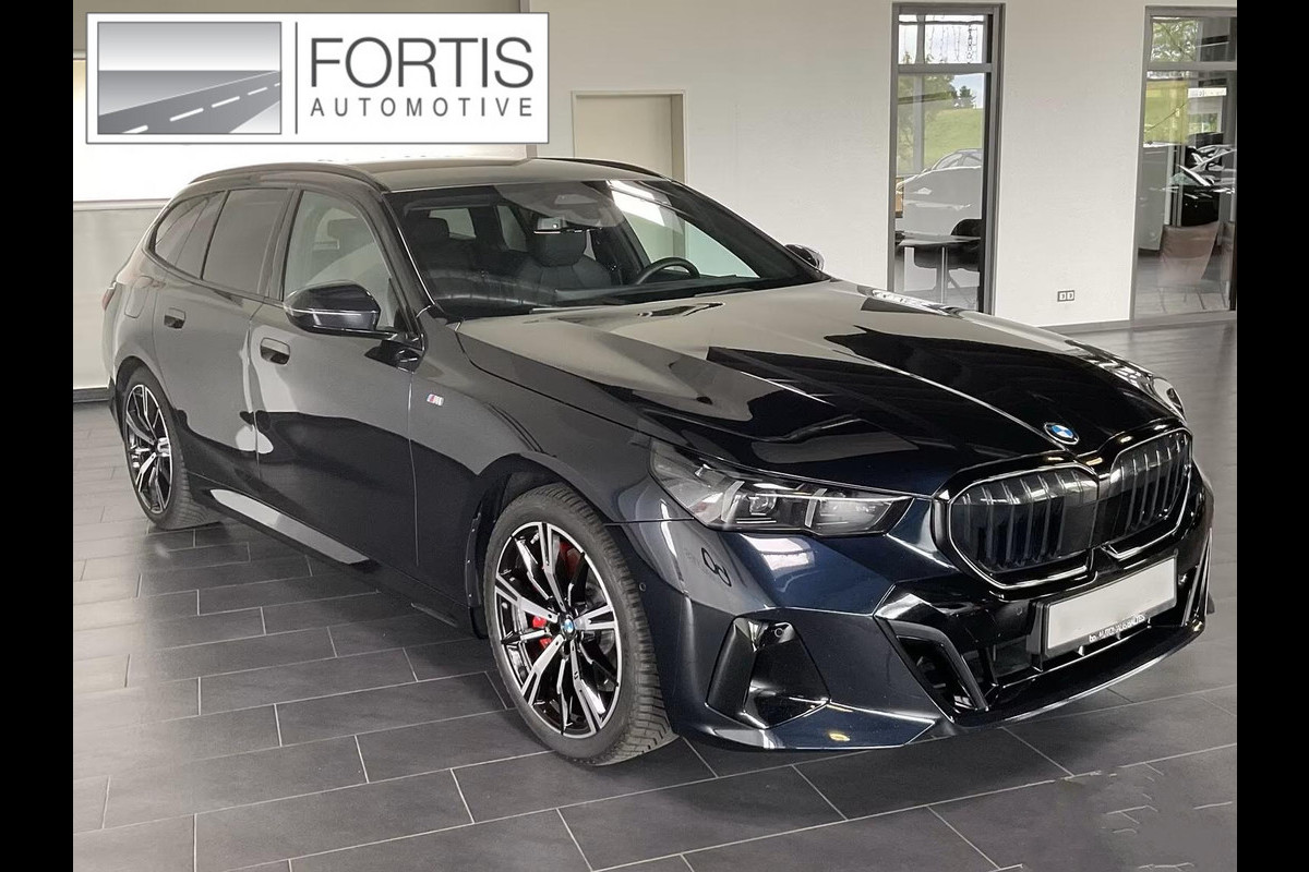 BMW 5 Serie Touring 540d xDrive M-SPORT Pro ** LED, PANORAMA, LEDER, 20-inch LMV, ICONIC GLOW, TREKH ** Ex BMW - € 25.900 onder NP ** ** INFORMEER OOK NAAR ONZE AANTREKKELIJKE FINANCIAL-LEASE TARIEVEN **