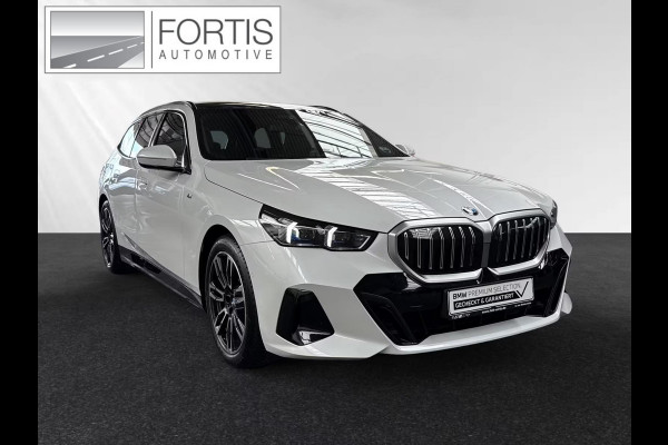 BMW 5 Serie Touring 520iA M-SPORT ** ADAPT. LED, LEDER, PANORAMA, TREKH, H&K SOUND, DR. ASS+ ** 1e EIG - UNFALLFREI ** ** INFORMEER OOK NAAR ONZE AANTREKKELIJKE FINANCIAL-LEASE TARIEVEN **