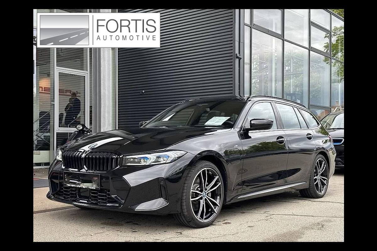 BMW 3 Serie Touring 330e M-SPORT ** ADAPT. LED, HALF-LEDER, HuD, ACC, SHADOW LINE, H&K SOUND, 19-inch LMV ** 1e EIG - UNFALLFREI ** ** INFORMEER OOK NAAR ONZE AANTREKKELIJKE FINANCIAL-LEASE TARIEVEN **