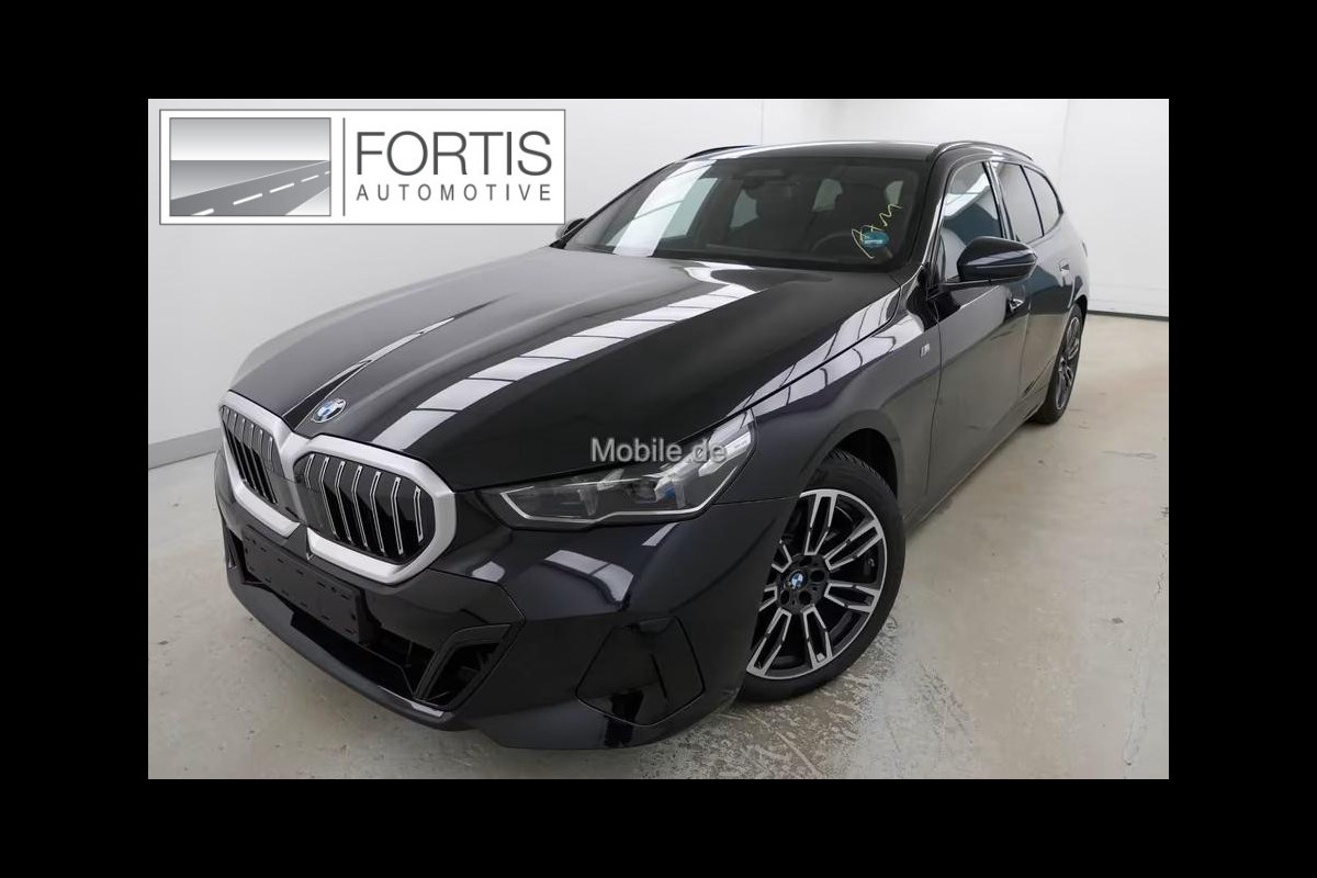 BMW 5 Serie Touring 520iA M-SPORT ** ADAPT. LED, LEDER, PANORAMA, TREKH, H&K SOUND, DR. ASS+ ** 1e EIG - UNFALLFREI ** ** INFORMEER OOK NAAR ONZE AANTREKKELIJKE FINANCIAL-LEASE TARIEVEN **
