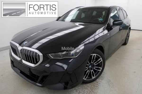 BMW 5 Serie Touring 520iA M-SPORT ** ADAPT. LED, LEDER, PANORAMA, TREKH, H&K SOUND, DR. ASS+ ** 1e EIG - UNFALLFREI ** ** INFORMEER OOK NAAR ONZE AANTREKKELIJKE FINANCIAL-LEASE TARIEVEN **