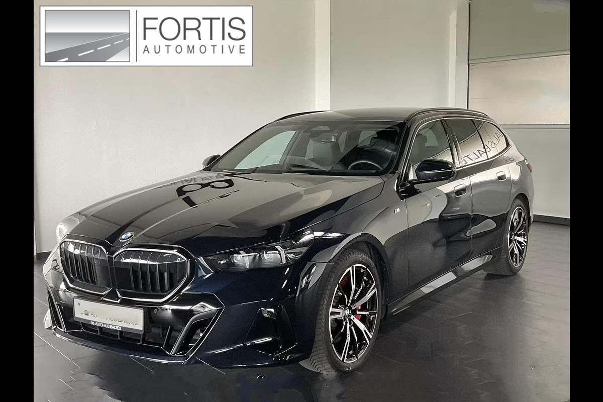 BMW 5 Serie Touring 540d xDrive M-SPORT Pro ** LED, PANORAMA, LEDER, 20-inch LMV, ICONIC GLOW, TREKH ** Ex BMW - € 29.800 onder NP ** ** INFORMEER OOK NAAR ONZE AANTREKKELIJKE FINANCIAL-LEASE TARIEVEN **