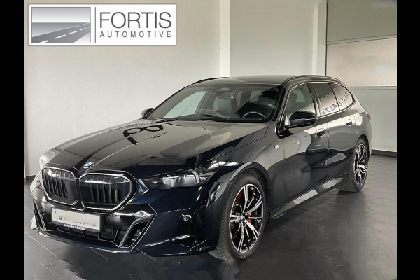 BMW 5 Serie Touring 540d xDrive M-SPORT Pro ** LED, PANORAMA, LEDER, 20-inch LMV, ICONIC GLOW, TREKH ** Ex BMW - € 29.800 onder NP ** ** INFORMEER OOK NAAR ONZE AANTREKKELIJKE FINANCIAL-LEASE TARIEVEN **
