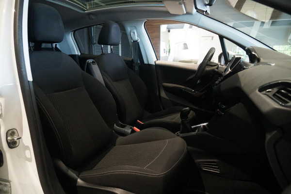 Peugeot 208 1.2 PureTech Allure + PANORAMA