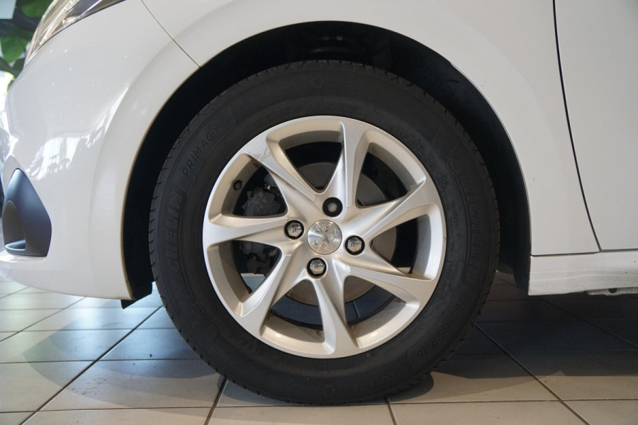 Peugeot 208 1.2 PureTech Allure + PANORAMA