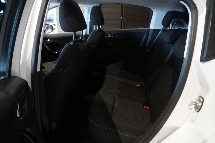 Peugeot 208 1.2 PureTech Allure + PANORAMA