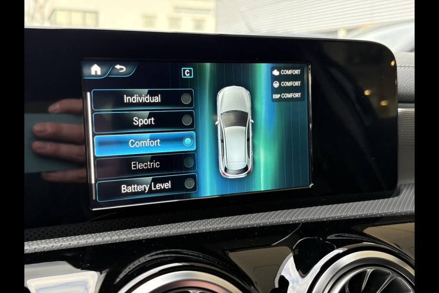 Mercedes-Benz A-Klasse 250 e AMG Line | Stoelverwarming | Navigatie | Getint glas | PDC | Climate contol