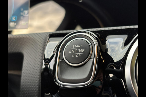 Mercedes-Benz A-Klasse 250 e AMG Line | Stoelverwarming | Navigatie | Getint glas | PDC | Climate contol