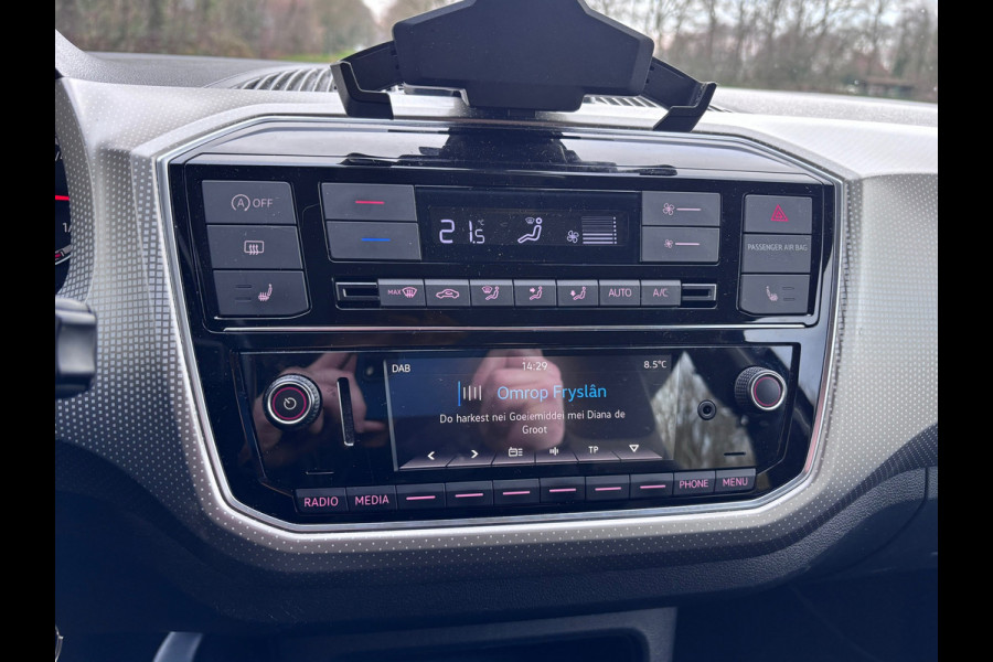 Volkswagen up! 1.0 BMT high up! | Cruise + Stoelverwarming + 1e Eigenaar Nu € 6.500,-!!!