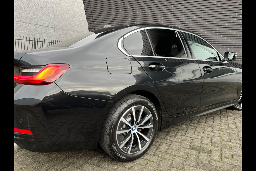 BMW 3 Serie Sedan 320e High Executive Automaat / Live Cockpit Plus / Stoelverwarming  / Widescreen Display / Extra Getint Glas / Climate Control / 17 Inch / Neerklapbare Achterbank / Hifi / Lichtpakket / Sportstoelen / LED