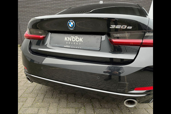 BMW 3 Serie Sedan 320e High Executive Automaat / Live Cockpit Plus / Stoelverwarming  / Widescreen Display / Extra Getint Glas / Climate Control / 17 Inch / Neerklapbare Achterbank / Hifi / Lichtpakket / Sportstoelen / LED