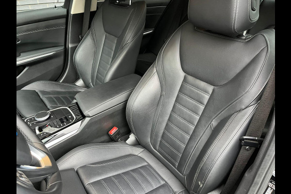 BMW 3 Serie Sedan 320e High Executive Automaat / Live Cockpit Plus / Stoelverwarming  / Widescreen Display / Extra Getint Glas / Climate Control / 17 Inch / Neerklapbare Achterbank / Hifi / Lichtpakket / Sportstoelen / LED