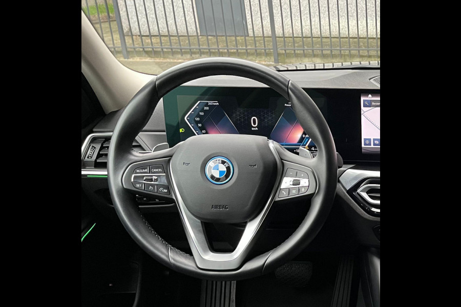 BMW 3 Serie Sedan 320e High Executive Automaat / Live Cockpit Plus / Stoelverwarming  / Widescreen Display / Extra Getint Glas / Climate Control / 17 Inch / Neerklapbare Achterbank / Hifi / Lichtpakket / Sportstoelen / LED