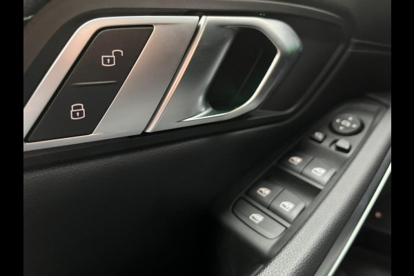 BMW 3 Serie Sedan 320e High Executive Automaat / Live Cockpit Plus / Stoelverwarming  / Widescreen Display / Extra Getint Glas / Climate Control / 17 Inch / Neerklapbare Achterbank / Hifi / Lichtpakket / Sportstoelen / LED